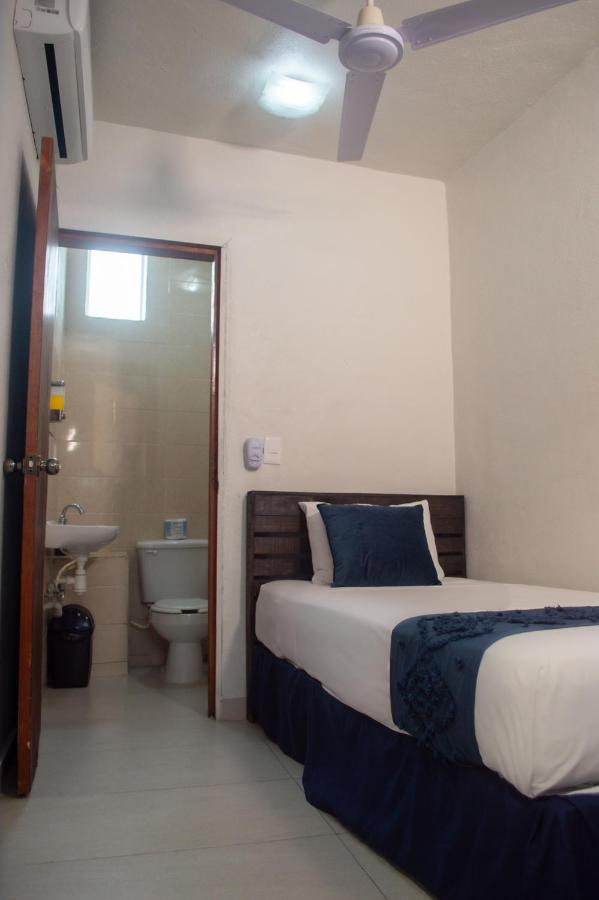 Hotel Juarez 70 Колима Номер фото